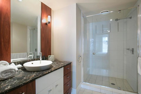 Towers Of Chevron - Private Apartment - Your Accommodation 4