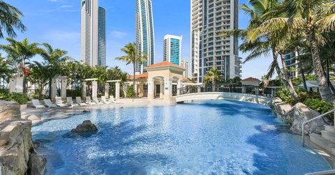 Towers Of Chevron - Private Apartment - Your Accommodation 9
