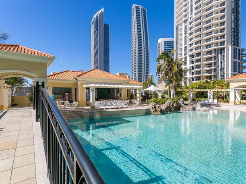 Towers Of Chevron - Private Apartment - Your Accommodation 11