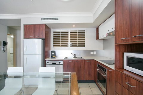 Towers Of Chevron - Private Apartment - Your Accommodation 3