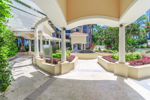 Towers Of Chevron - Private Apartment - Your Accommodation 15