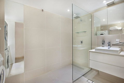 Surfers International Apartments - Your Accommodation 12