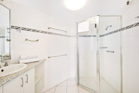 Surfers International Apartments - Your Accommodation 18