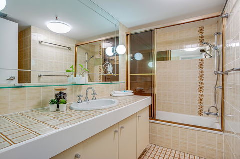Gemini Court Holiday Apartments - Your Accommodation 11