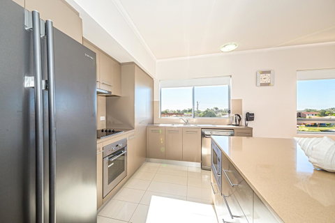 On The Bay Apartments - Your Accommodation 3
