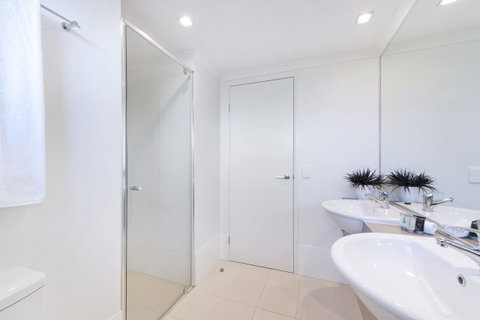 On The Bay Apartments - Your Accommodation 24