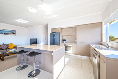 On The Bay Apartments - Your Accommodation 4