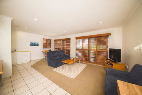 Cosmopolitan Motel & Serviced Apartments - Your Accommodation 24