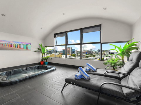 Central Brunswick Apartment Hotel - Your Accommodation 11