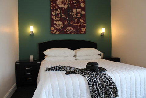 Whale Inn & Restaurant - Your Accommodation 0
