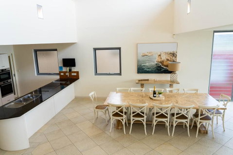 Whale View - Grand Luxurious Beachfront Home - Your Accommodation 2