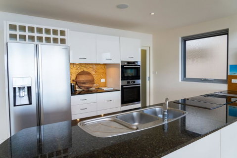 Whale View - Grand Luxurious Beachfront Home - Your Accommodation 3