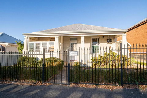 William Cottage Central Heritage Home - Your Accommodation 3