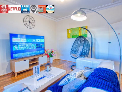 Wollongong Station Holiday House With Wi-Fi,75 Inch TV, Netflix,Parking,Beach - Your Accommodation 0