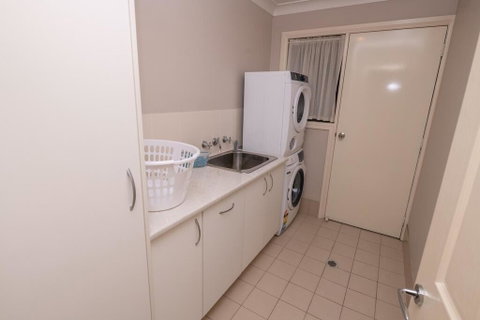 Wonderful Windred Modern, Comfy, Quiet - Your Accommodation 2
