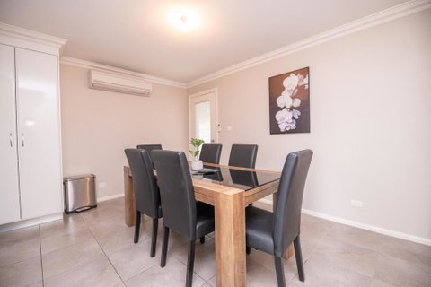 Wonderful Windred Modern, Comfy, Quiet - Your Accommodation 0
