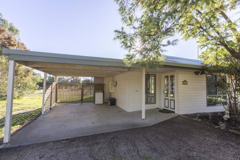 Woongara Cottage - Pet Friendly Country Retreat - Your Accommodation 3
