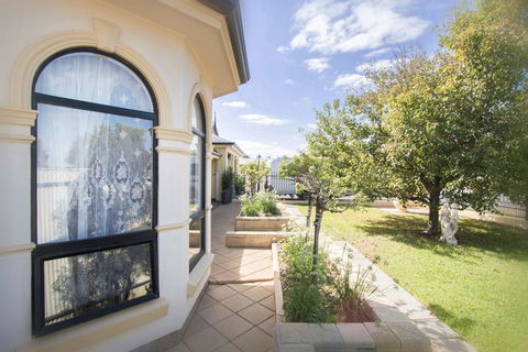 Yellow Rose Cottage - Your Accommodation 2