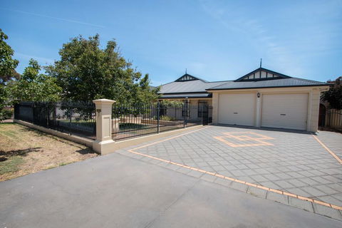 Yellow Rose Cottage - Your Accommodation 0