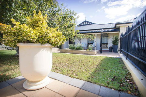 Yellow Rose Cottage - Your Accommodation 1