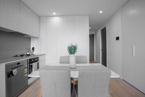 Grey Style, Simple And Cozy Apt@Parkville+Carpark - Your Accommodation 1