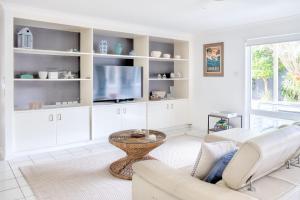 Relax At Bokarina Beach House Walk To Beach Relax By The Pool - Your Accommodation 6