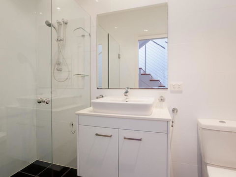 7a Judith Street Stunning Duplex With Ducted Air Conditioning - Your Accommodation 3