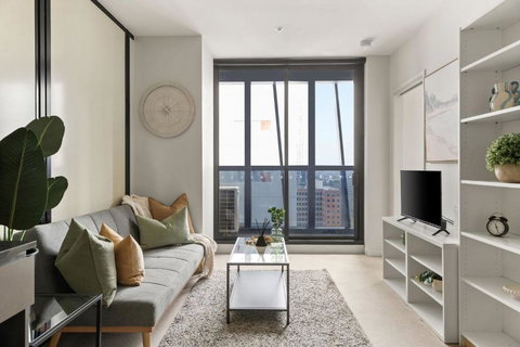 A Chic & Comfy 2BR Apt On Collins With City Views - Your Accommodation 0