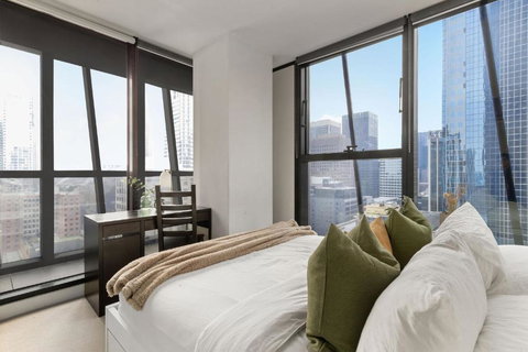 A Chic & Comfy 2BR Apt On Collins With City Views - Your Accommodation 1