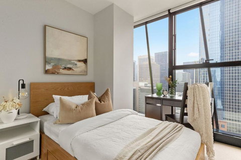 A Chic & Comfy 2BR Apt On Collins With City Views - Your Accommodation 4