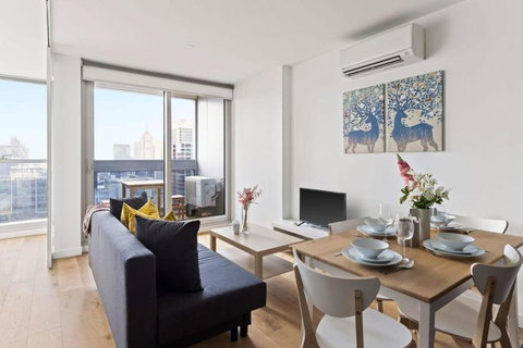 A Comfy 2BR Apt W City Views Near Southern Cross - Your Accommodation 1