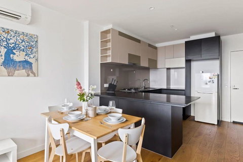 A Comfy 2BR Apt W City Views Near Southern Cross - Your Accommodation 3