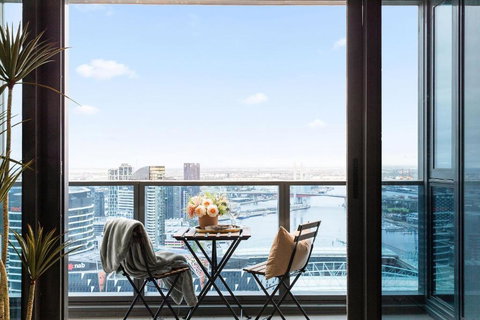 A Cozy 2BR Apt With Harbour Views FREE Parking - Your Accommodation 1