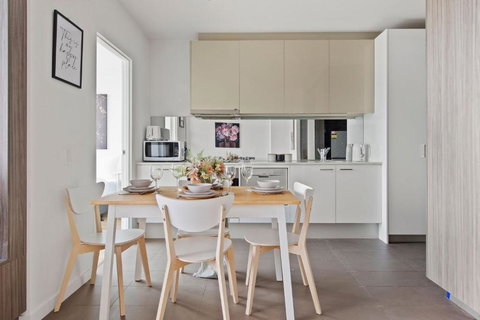 A Cozy 2BR Apt With Harbour Views FREE Parking - Your Accommodation 4