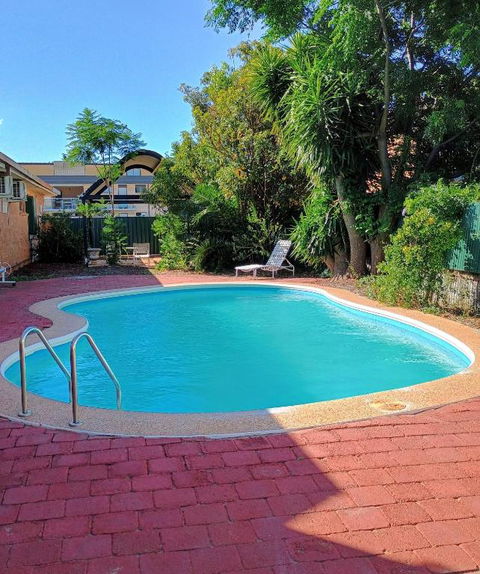 Across Country Motor Inn & Cottages - Your Accommodation 4