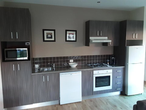 Adelphi Apartment 2- Poolside Or Apartment 2A- King Studio - Your Accommodation 4