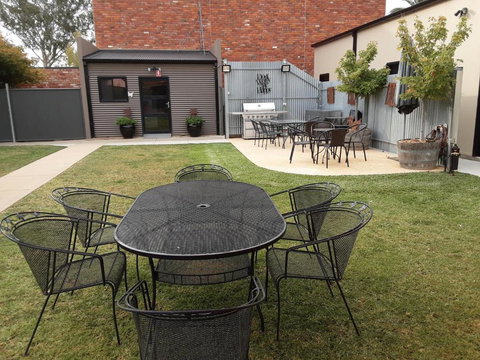 Adelphi Apartment 2- Poolside Or Apartment 2A- King Studio - Your Accommodation 3