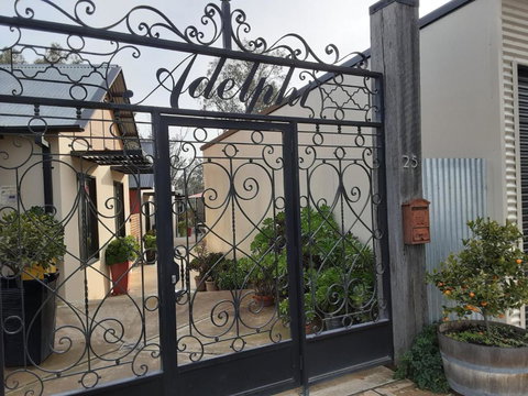 Adelphi Apartment 2- Poolside Or Apartment 2A- King Studio - Your Accommodation 1