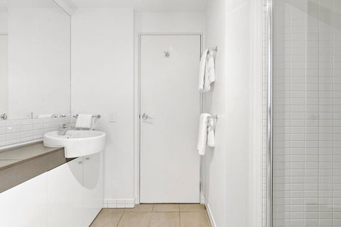 Aqua Vista At Harbour Lights - Poolside Panorama - Your Accommodation 4