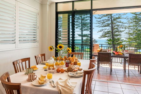 Arcoola 2 - Views Over Main Beach - Your Accommodation 2