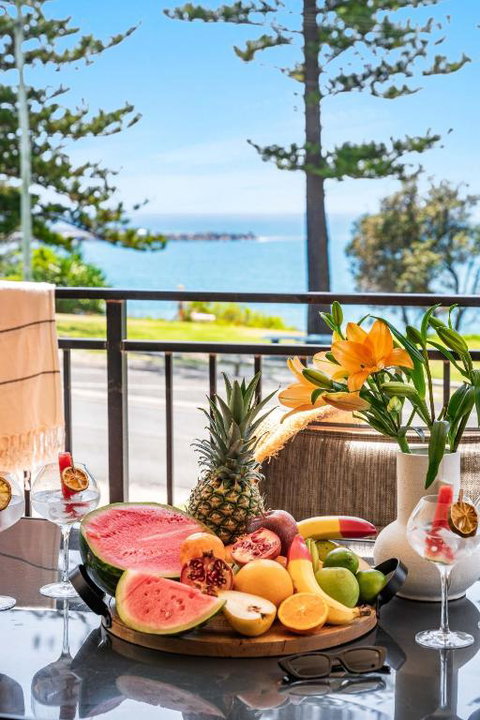 Arcoola 2 - Views Over Main Beach - Your Accommodation 4