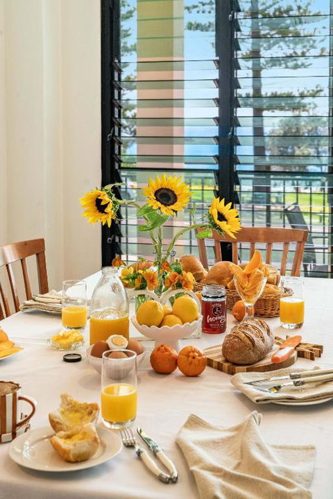 Arcoola 2 - Views Over Main Beach - Your Accommodation 3