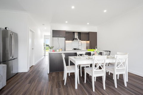 Austral Warm 4br House With Parking&WiFi - Your Accommodation 1