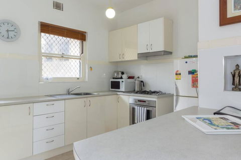 B6 Crawley Apartment 1 BRM & Sleepout Near UWA - Your Accommodation 3