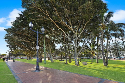 Pacific Regis Beachfront Holiday Apartments - Your Accommodation 18