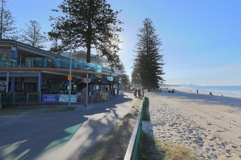 Pacific Regis Beachfront Holiday Apartments - Your Accommodation 17