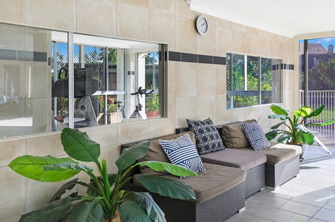 Pacific Regis Beachfront Holiday Apartments - Your Accommodation 7