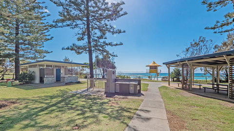 Burleigh On The Beach - Your Accommodation 9