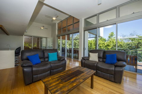 Maggies Beachfront Apartment 12 - Your Accommodation 4