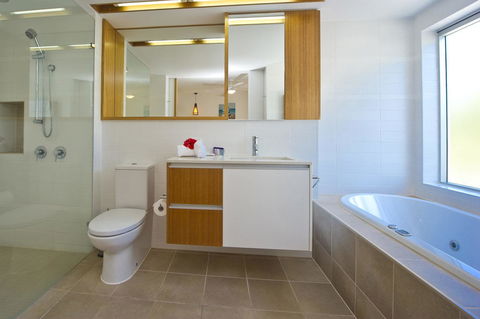 Maggies Beachfront Apartment 12 - Your Accommodation 11